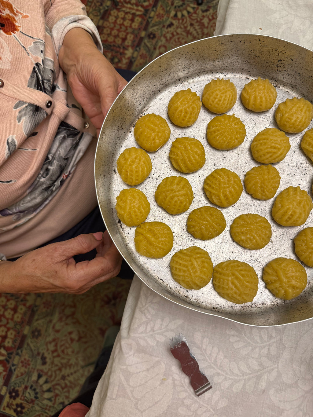Kahk with Agameya & Walnuts: Family Tin