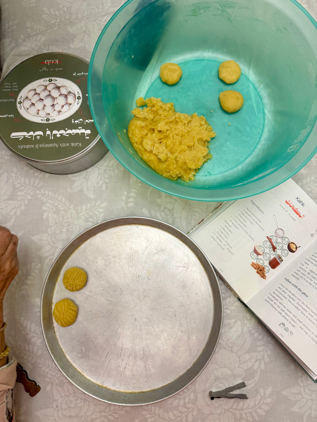 Kahk with Agameya & Walnuts: Family Tin