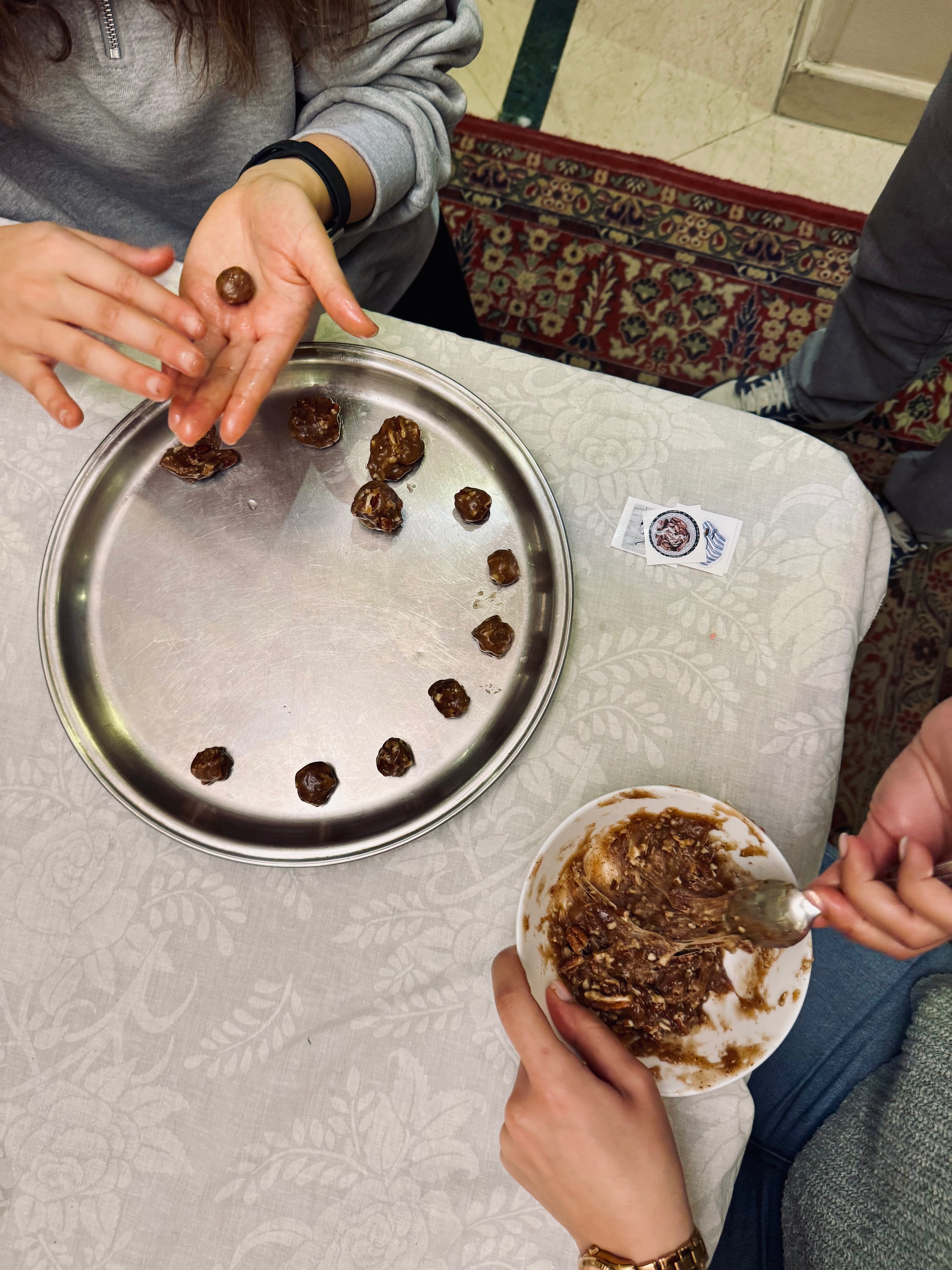 Kahk with Agameya & Walnuts: Family Tin